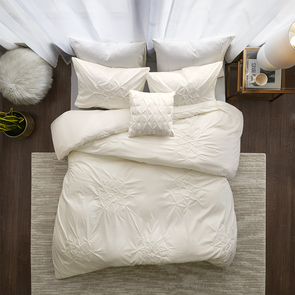 Madison Park - Giselle 4 Piece Tufted Seersucker Duvet Set - Ivory - King/Cal King
Madison Park - Giselle 4 Piece Tufted Seersucker Duvet Set - Ivory - King/Cal King