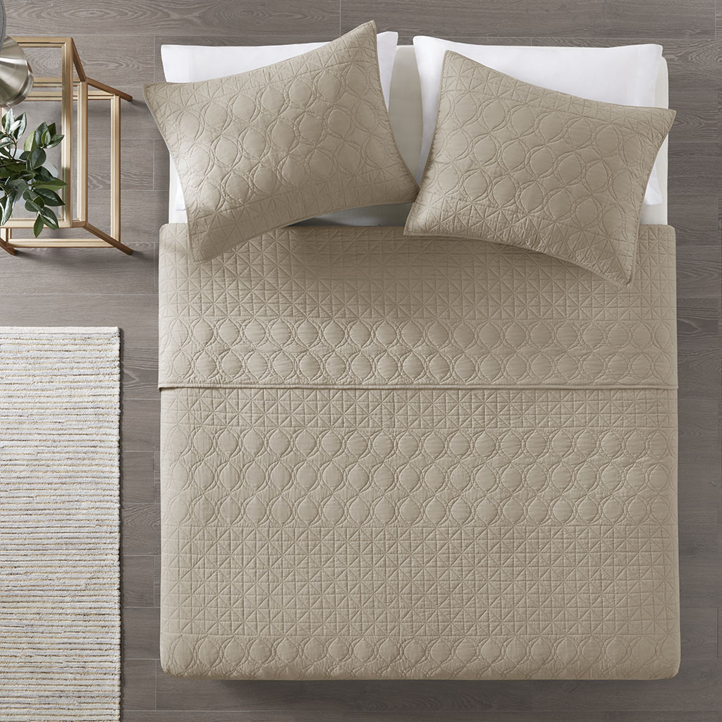 Madison Park - Linnette 3 Piece Reversible Coverlet Set - Taupe - Full/Queen
Madison Park - Linnette 3 Piece Reversible Coverlet Set - Taupe - Full/Queen