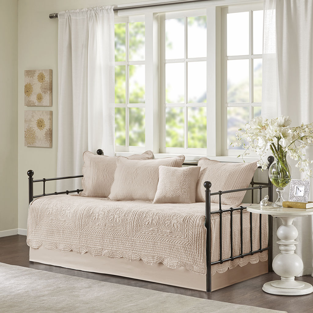 Madison Park - Tuscany 6 Piece Reversible Scalloped Edge Daybed Cover Set - Blush - Daybed
Madison Park - Tuscany 6 Piece Reversible Scalloped Edge Daybed Cover Set - Blush - Daybed