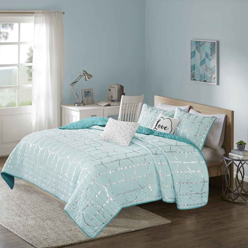 Intelligent Design - Raina Metallic Printed Reversible Coverlet Set - Aqua/Silver - Twin/Twin XL
Intelligent Design - Raina Metallic Printed Reversible Coverlet Set - Aqua/Silver - Twin/Twin XL