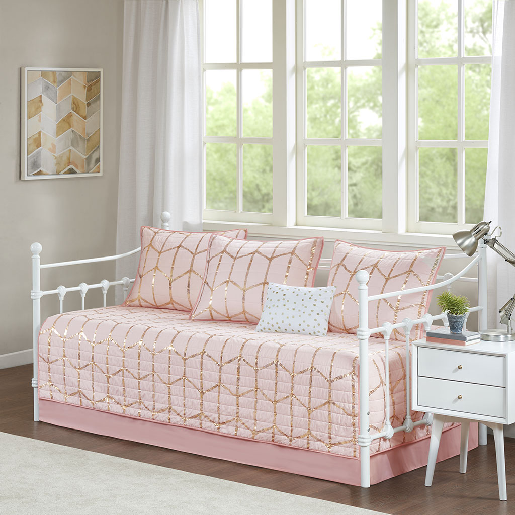 

Intelligent Design - Raina 6 Piece Metallic Printed Reversible Daybed Set - Blush - Daybed