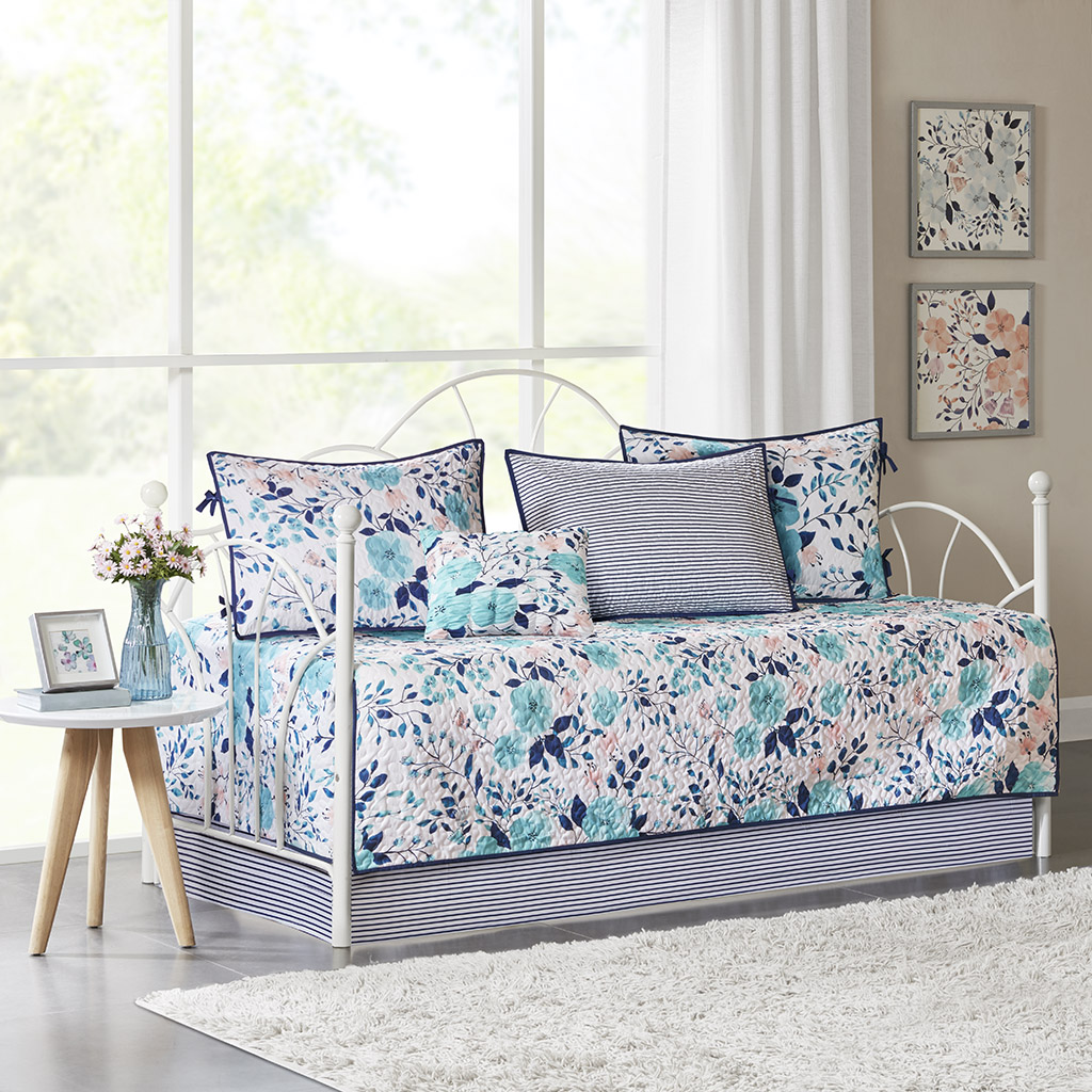 

Intelligent Design - Delle 6 Piece Reversible Daybed Set - Blue - Daybed
