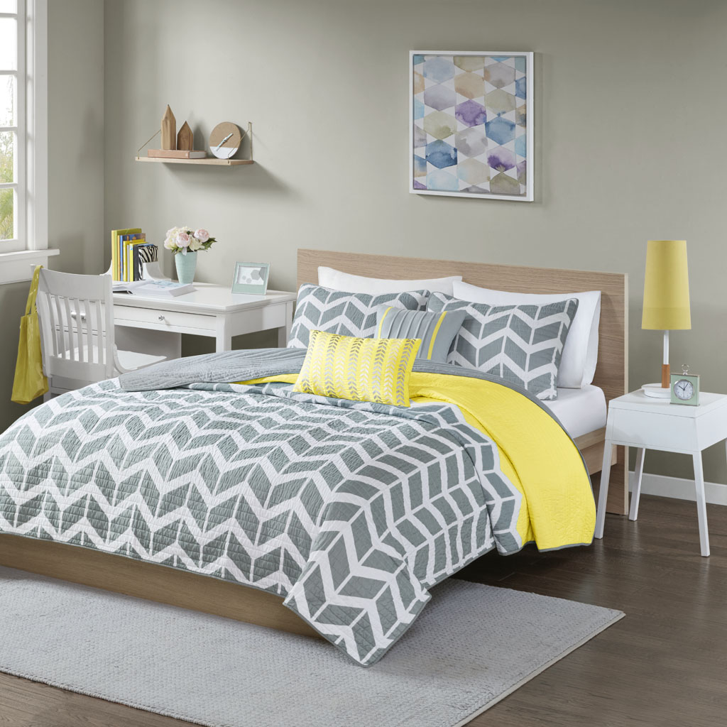 

Intelligent Design - Nadia Reversible Coverlet Set - Yellow - Full/Queen