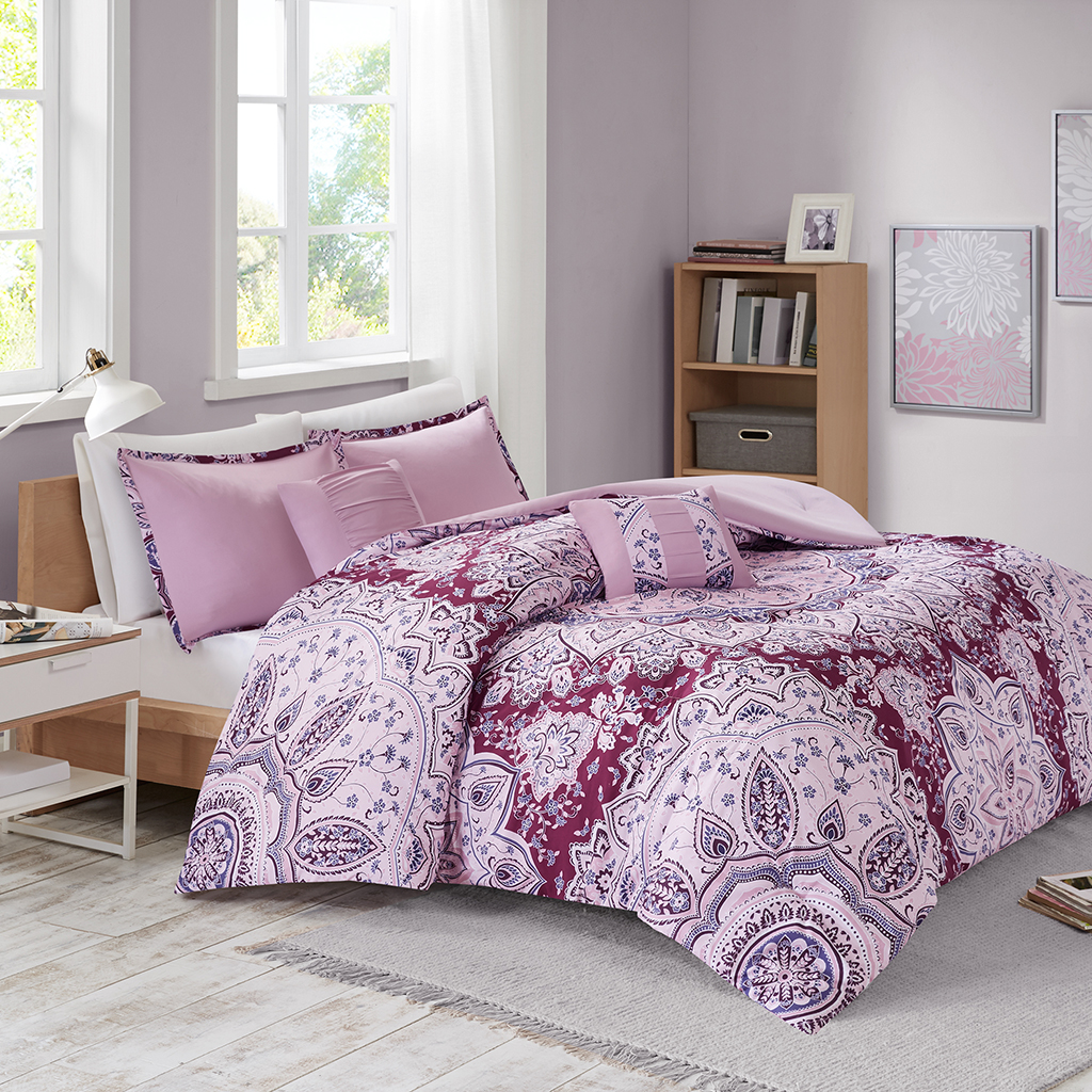 

Intelligent Design - Odette Medallion Printed Comforter Set - Berry - Full/Queen