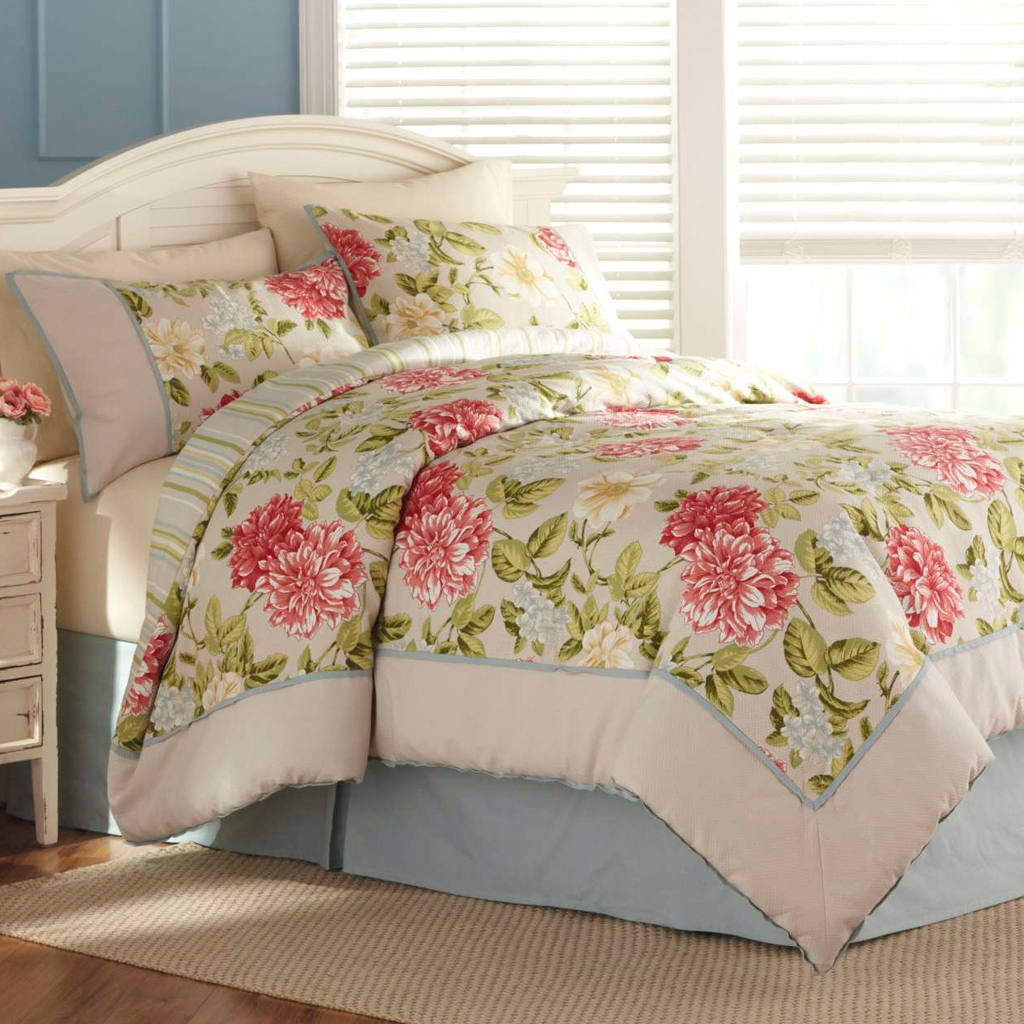 

Avenue 8 - BHG Peony 4 Piece Comforter Set - Multi - King